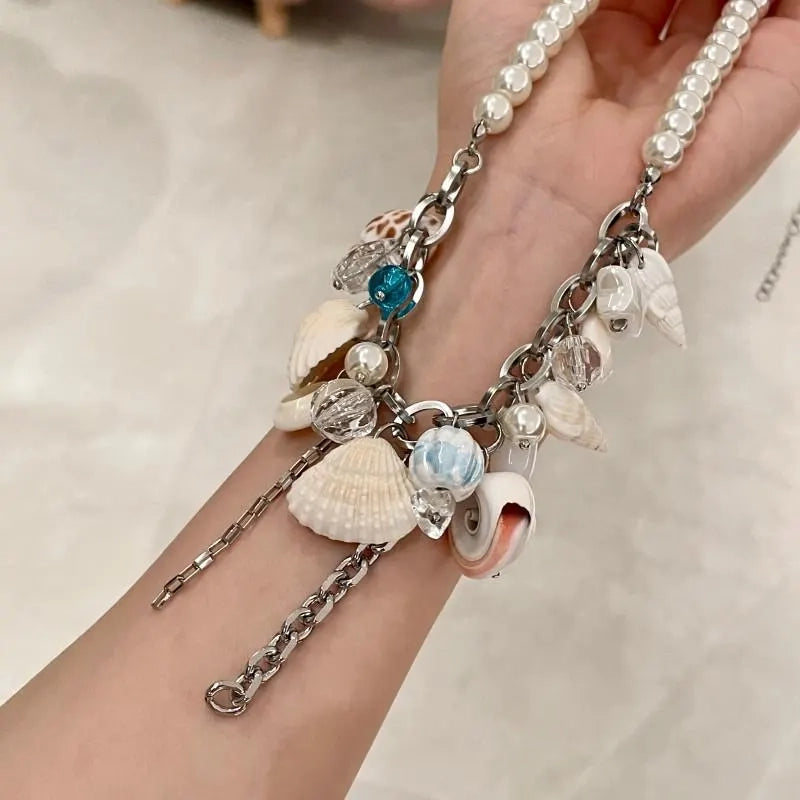 Collana con conchiglie e stelle marine: un regalo perfetto per gli amanti del mare.