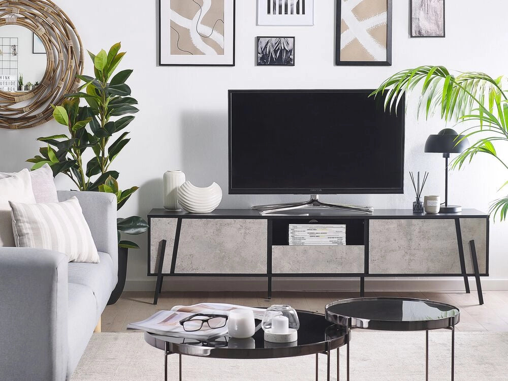 Mobile TV effetto cemento e gambe in metallo Nero fino a 75ʺ con 1 cassetto e 2 armadi in stile industriale