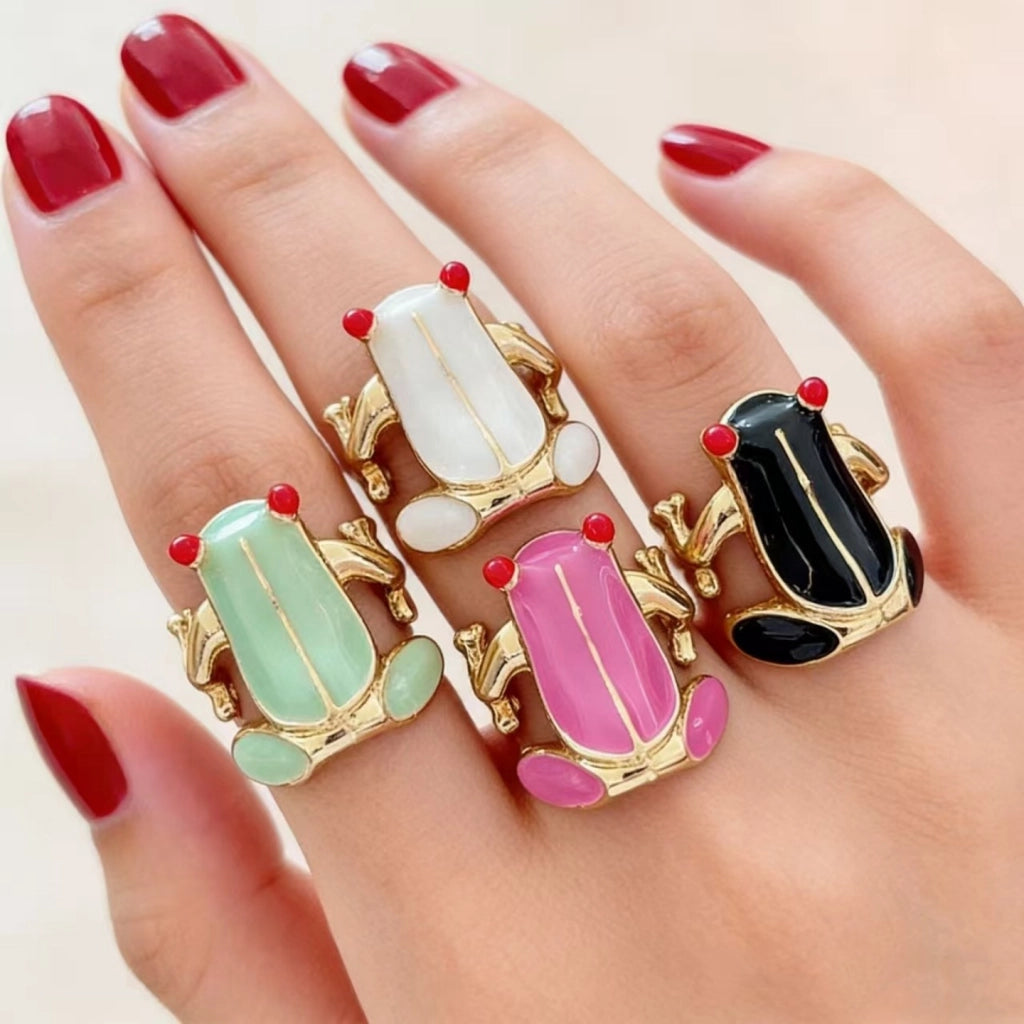 Anello a forma di rana in smalto colorato