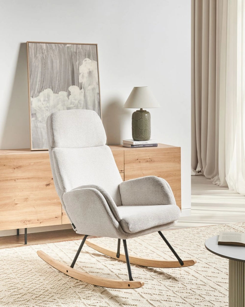 Sedia a dondolo in tessuto bianco sporco gambe in legno e metallo pattini design moderno soggiorno
