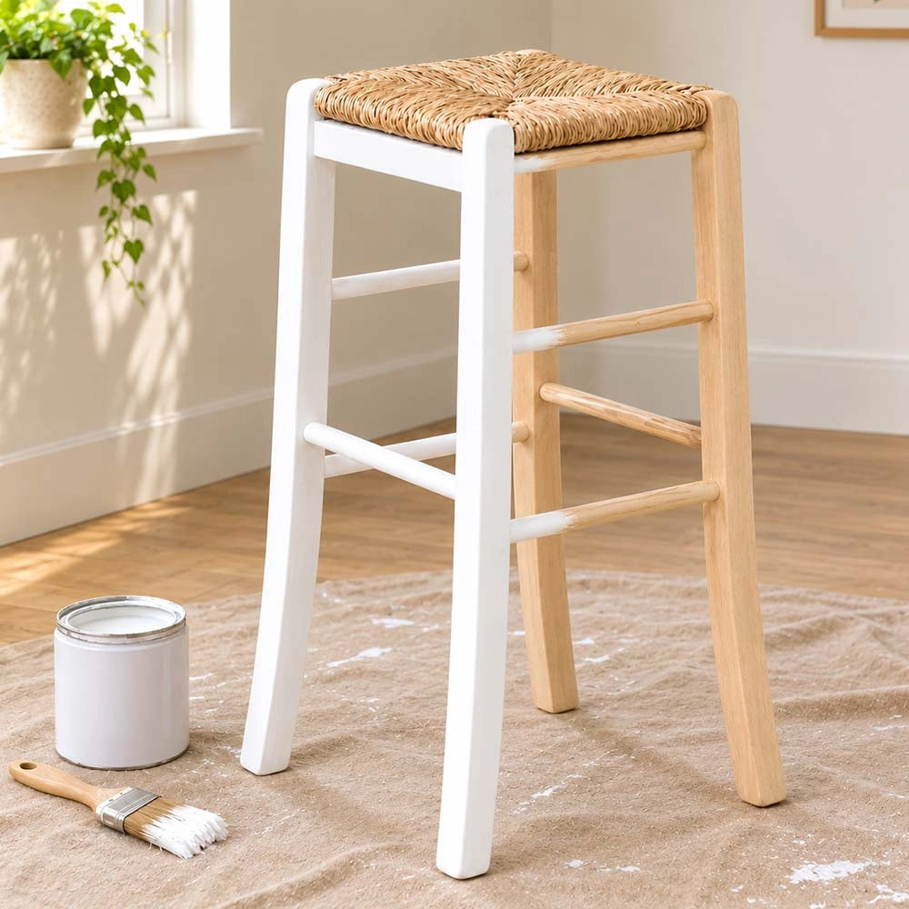 Sgabello in legno grezzo h 67 cm con seduta quadrata in paglia e piedi sciabola