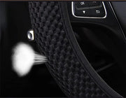 Supporto Antislip per Volante - Tessuto Ademendente - Adatto per Volanti da 37-38 cm - Compreso Proteggi Manubrio e Proteggi Cambio - Accessori Auto - Supporto Volante
