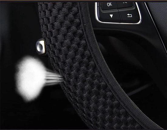 Supporto Antislip per Volante - Tessuto Ademendente - Adatto per Volanti da 37-38 cm - Compreso Proteggi Manubrio e Proteggi Cambio - Accessori Auto - Supporto Volante
