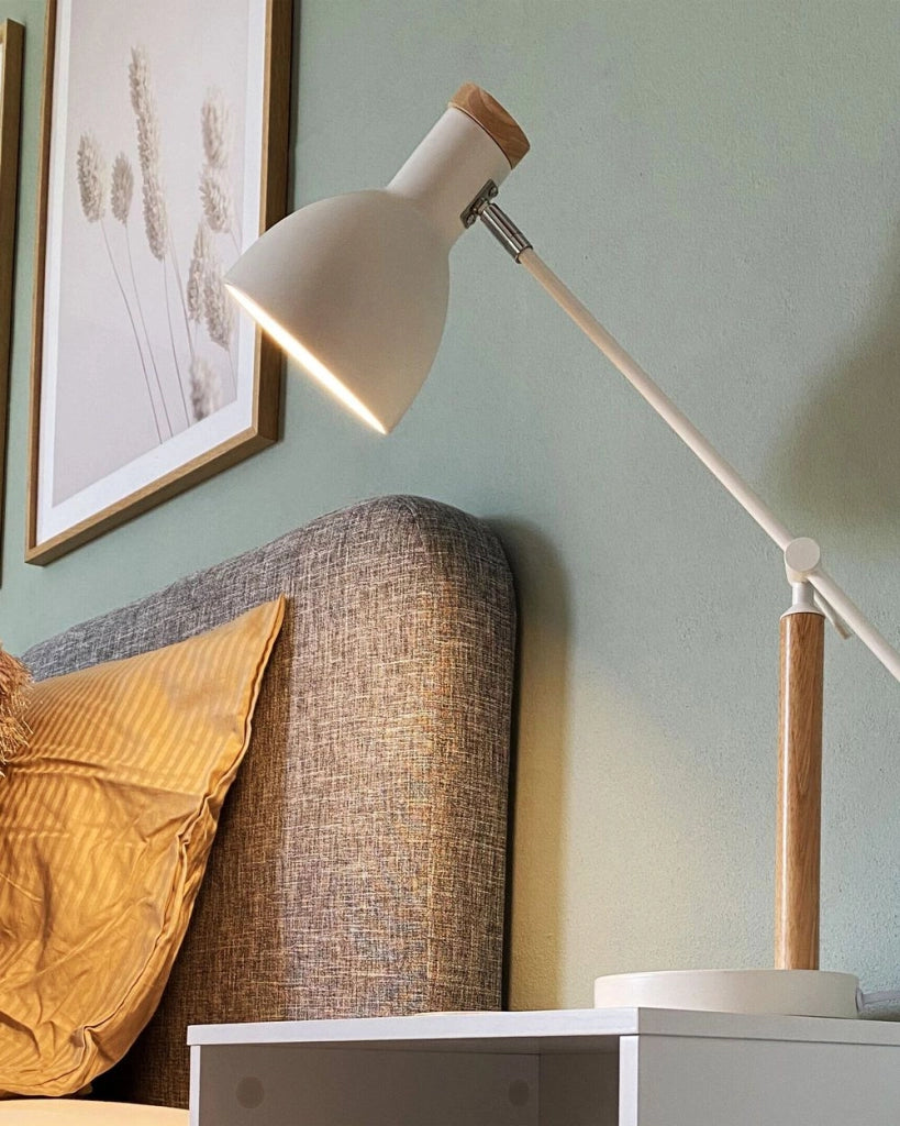 Lampada da Tavolo in Metallo Bianco 50H cm Legno Chiaro Braccio della Gru Paralume Orientabile Moderno