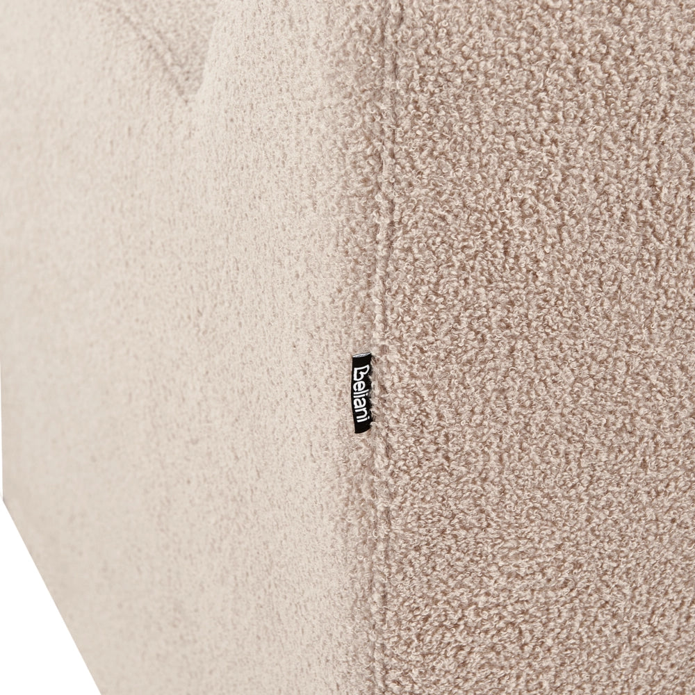 Poltrona con rivestimento in bouclé beige schienale imbottito e cuscini spessi perfetta per un soggiorno moderno