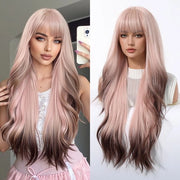 Parrucca 28 pollici con frangia per donne (rosa-bruno) | Capelli ondulati termoresistenti per attività di cosplay | Cappello a rete rosa per un uso quotidiano confortevole