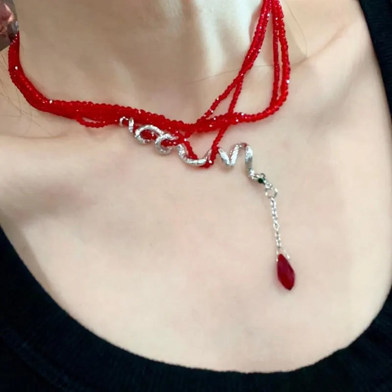 Collana a serpente impilabile con perline di cristallo rosso fatte a mano, regalo di Natale o di compleanno.