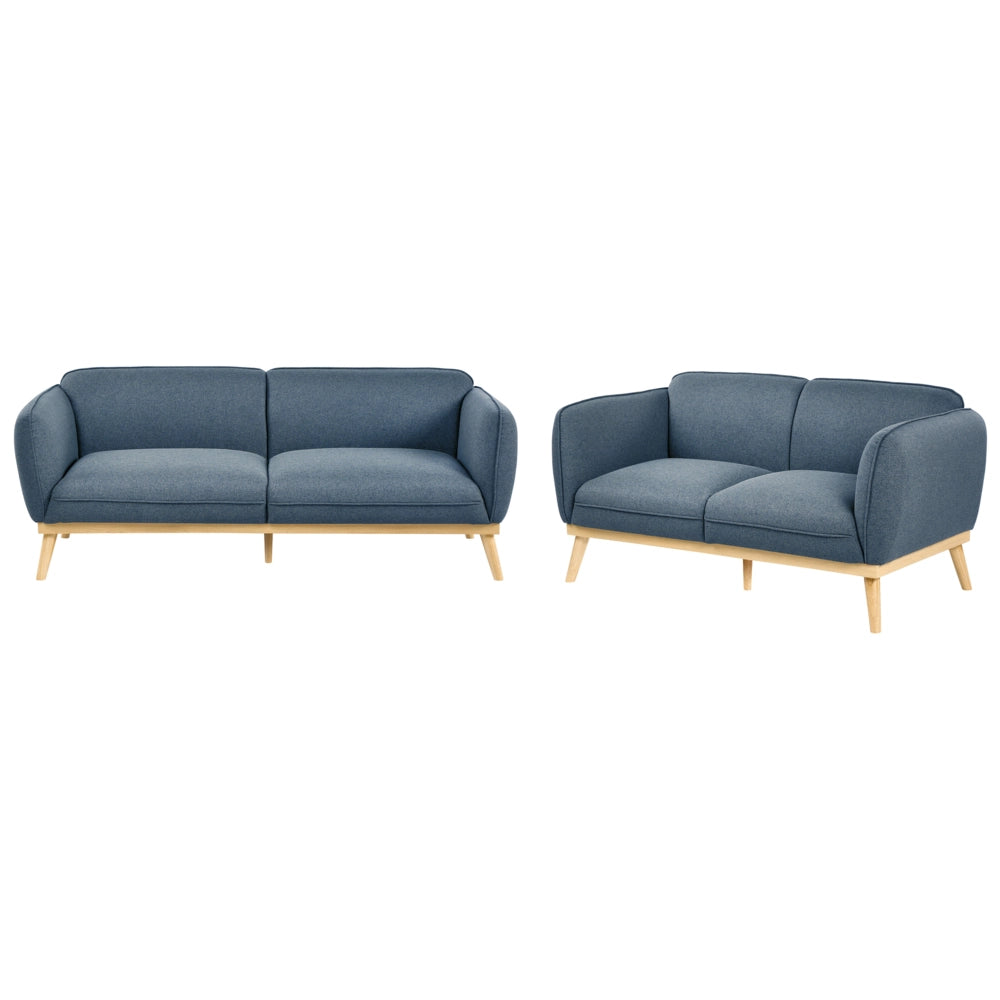 Set da salotto in stile scandinavo con divani a 2 e 3 posti, gambe affusolate in legno e rivestimento in tessuto blu