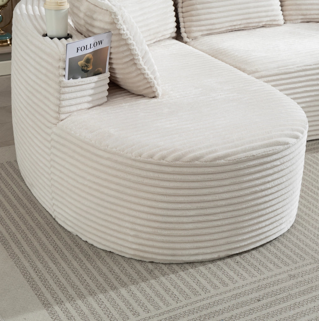 Divano curvo beige in velluto a coste con portabevande e tasche laterali per il massimo comfort