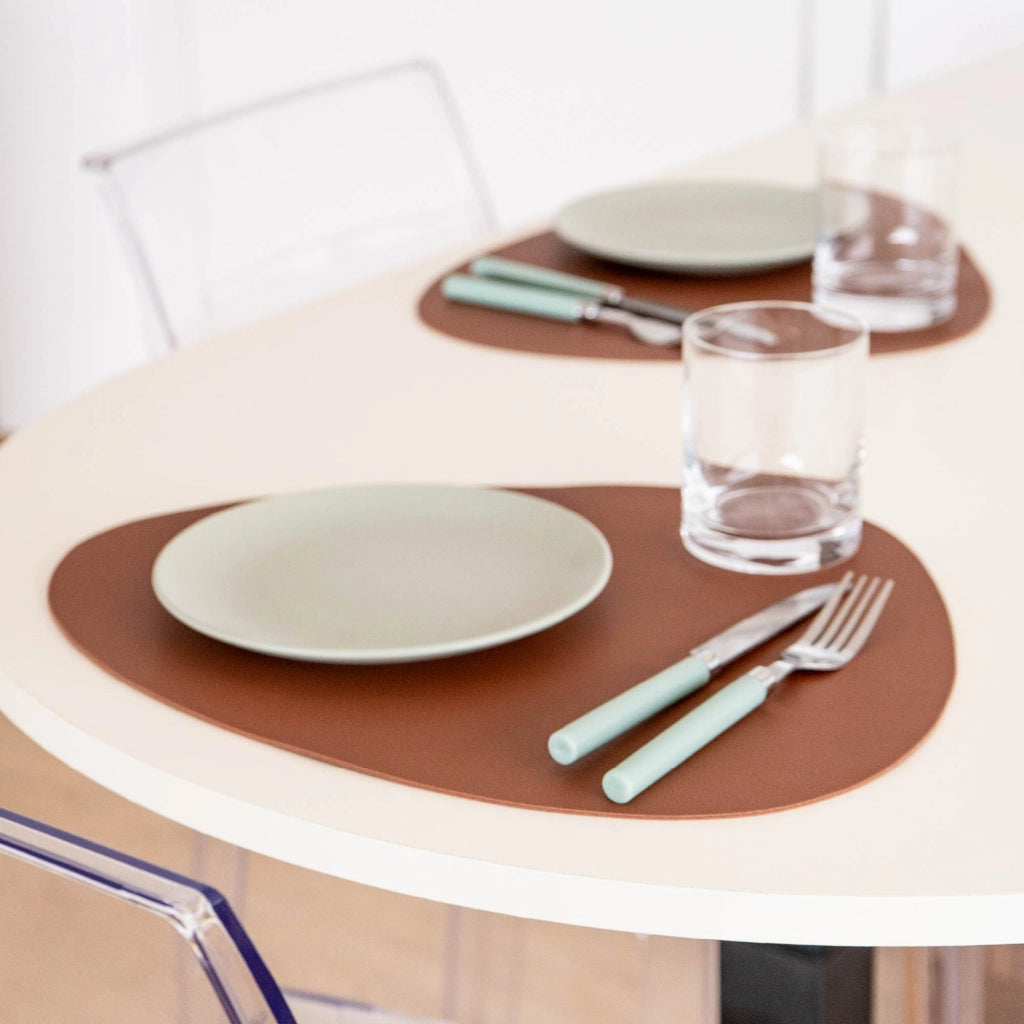 Set di 4 Tovagliette Americane in Similpelle – Eleganti, Antimacchia, Antiscivolo, Impermeabili, Termoresistenti e Lavabili – Utilizzabili da Entrambi i Lati, Ideali per Tavolo da Pranzo o Cucina Marrone