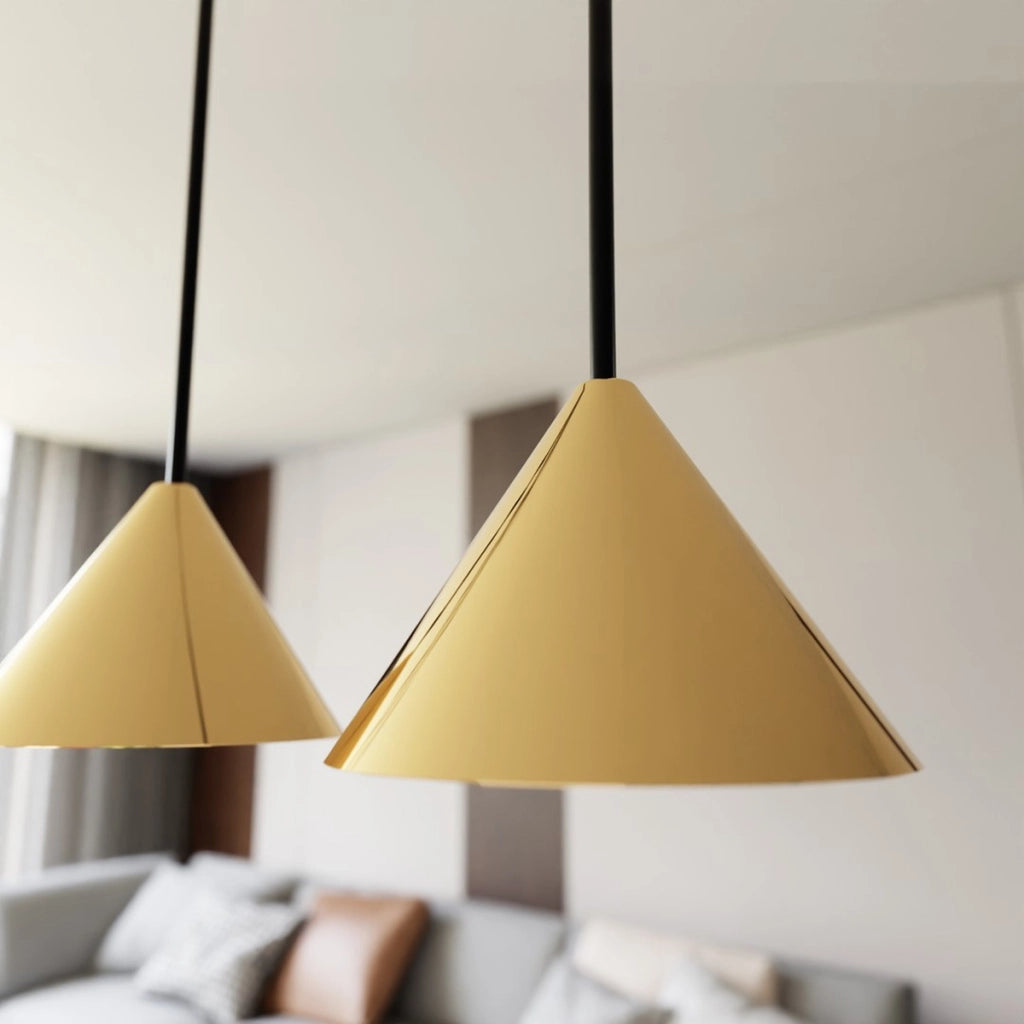 Lampada a sospensione ELIT con diffusori conici oro e struttura nera