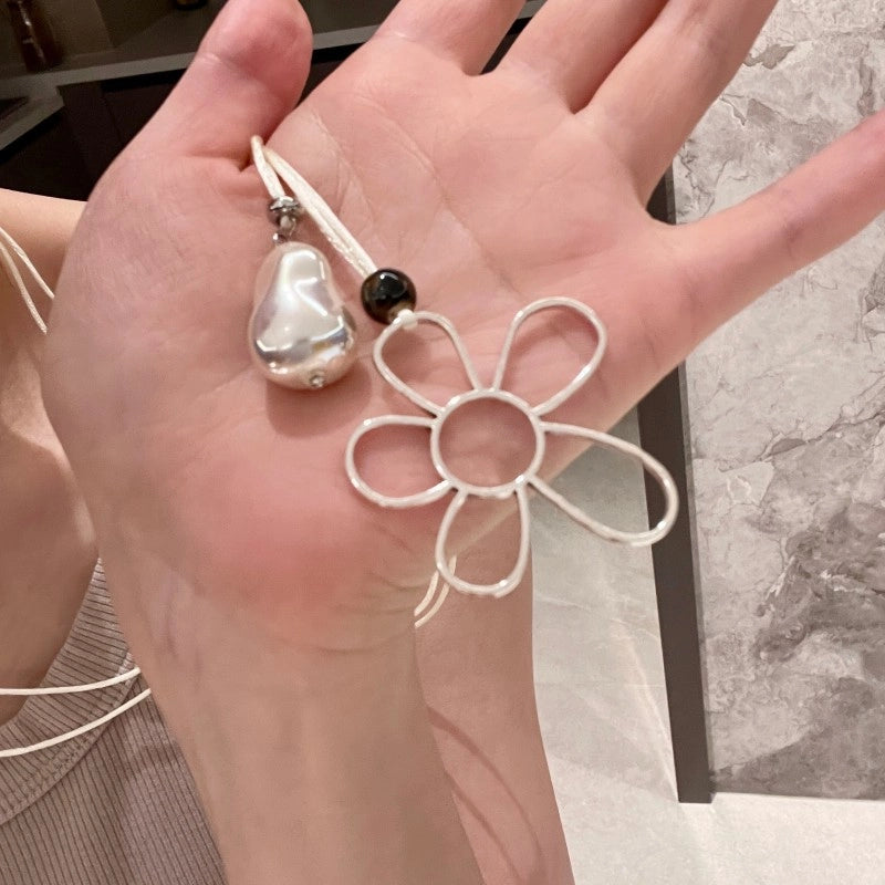Collana a strati di fiori in argento traforato con pendente in perla barocca e catena per clavicola