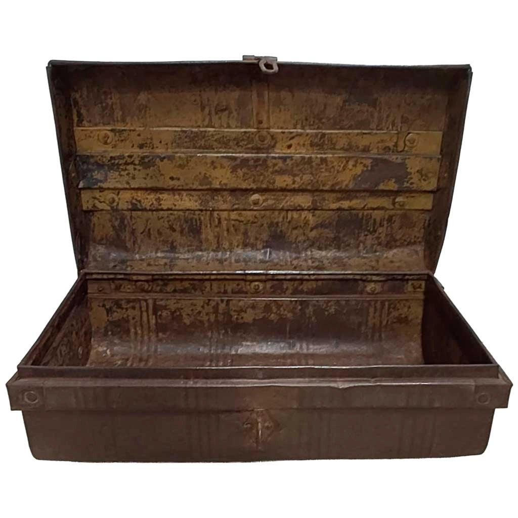 Valigia artigianale in metallo, 67x37x25h cm
