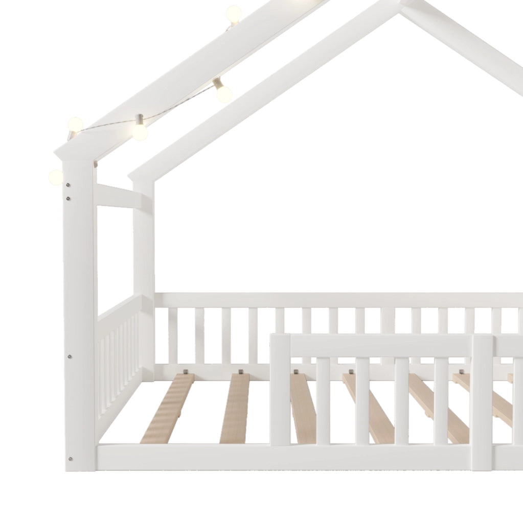 Letto a casetta 140x190 cm con sponde e scaffali in legno e MDF bianco