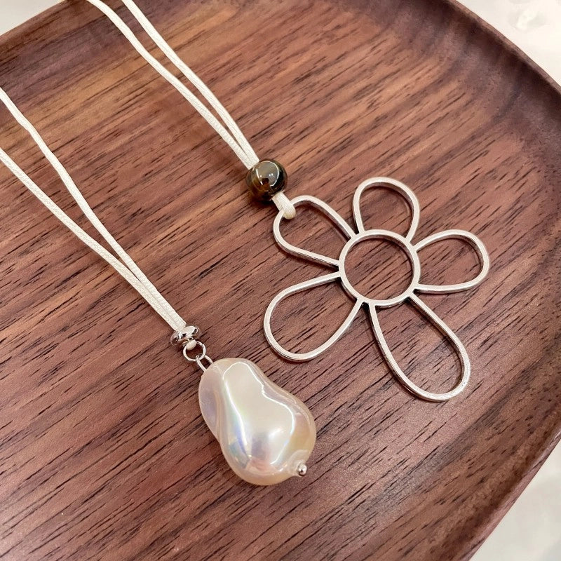 Collana a strati di fiori in argento traforato con pendente in perla barocca e catena per clavicola