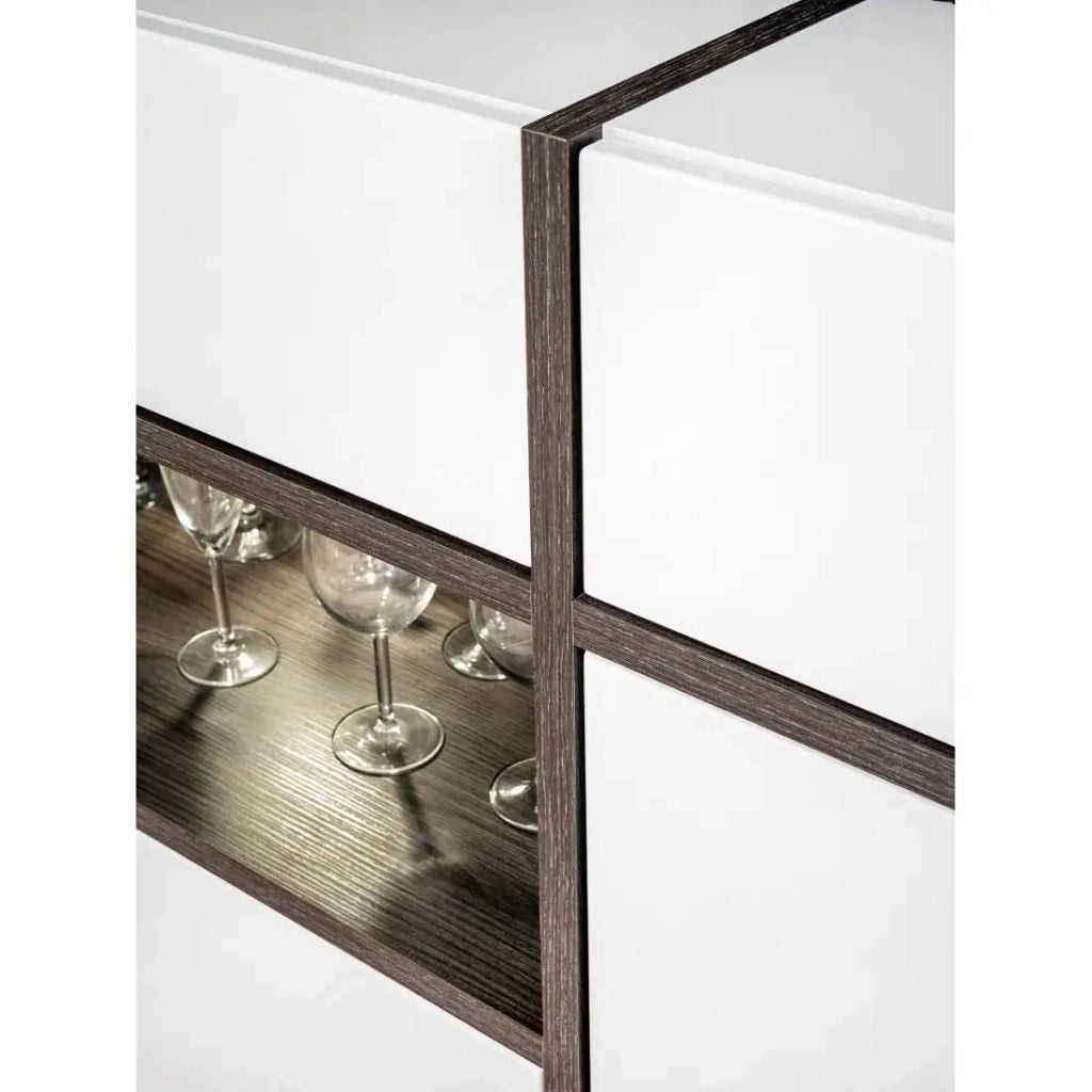 Vetrina bassa CRISS – 2 porte, 2 cassetti, nicchia LED – Bianco lucido e marrone