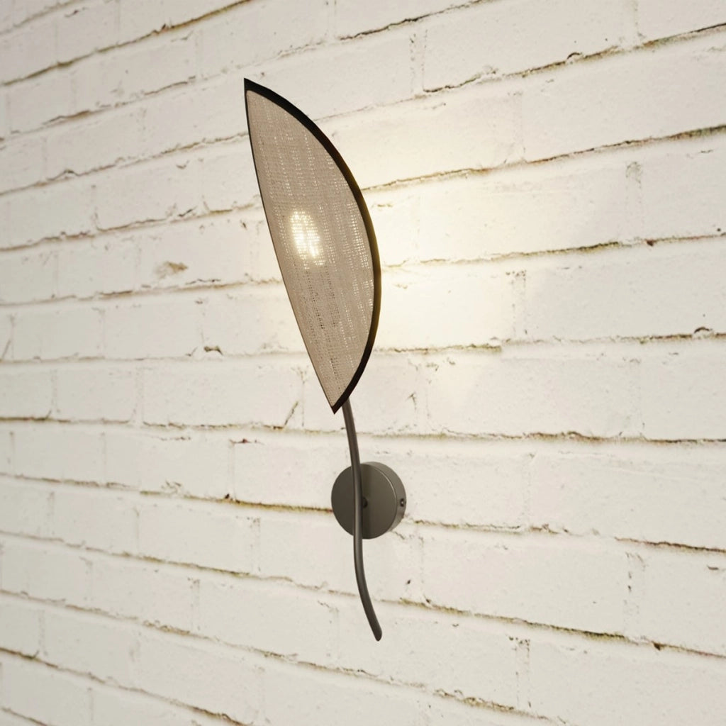 Lampada a parete Lotus in acciaio nero e rattan
