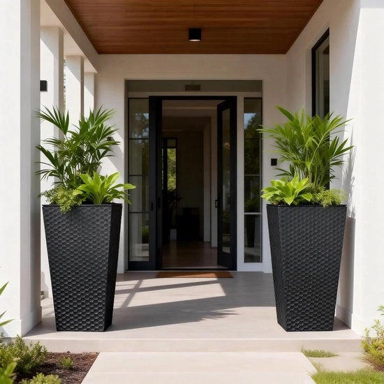Set di due grandi vasi per piante in metallo neri da esterno, 55cm, con contenitori interni e fori di drenaggio, adatti per patio, balcone e vasi da esterno.
