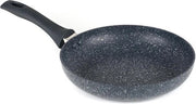 Padella Nightfall Blu Marmo 24cm - Antiaderente e Adatta a Cottura a Induzione - Cuoci con Minimo Olio Manico di Bakelite Soft - Blu Marmo Alluminio Stampato