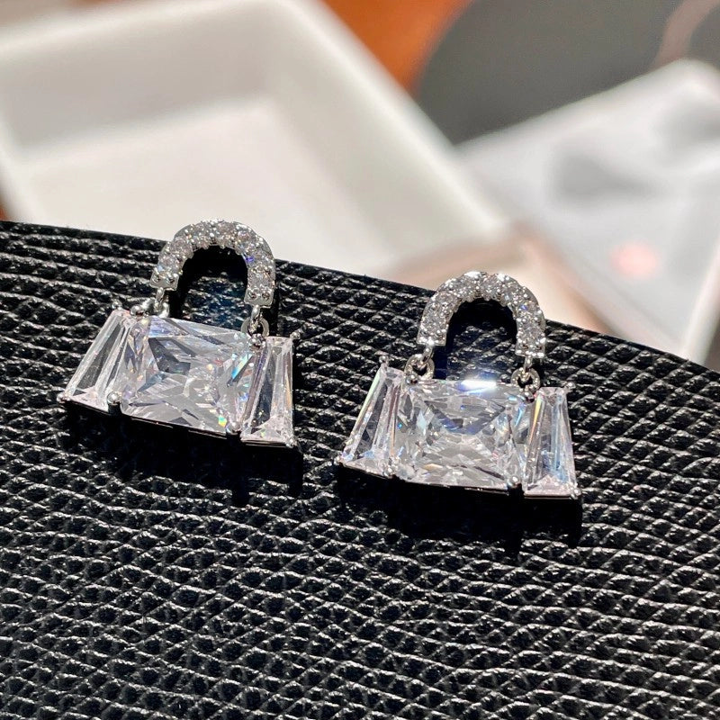 Orecchini a sacchetto in zirconi, eleganti e scintillanti, in stile francese, dal lusso discreto e di alta gamma.