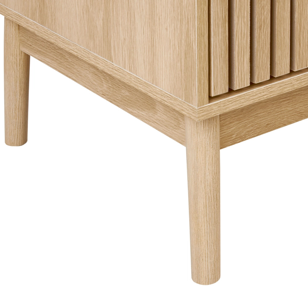 Credenza in legno massiccio chiaro con cassetti, scomparti, ante e cassettiera in stile scandinavo.
