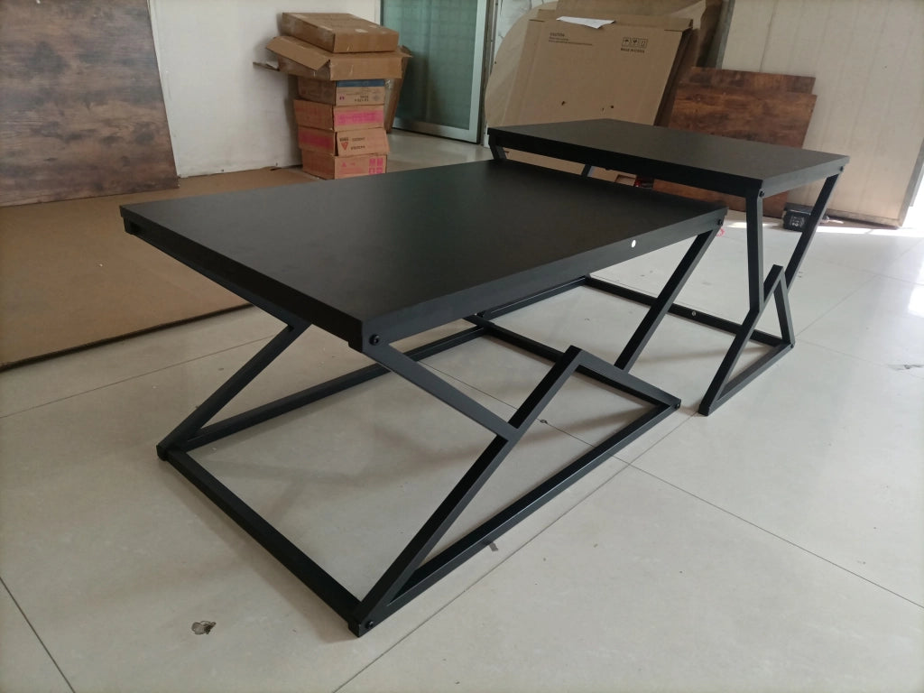 Tavolino basso geometrico in truciolare e metallo nero con ripiano a più livelli per soggiorno 80 × 50 × 40 cm
