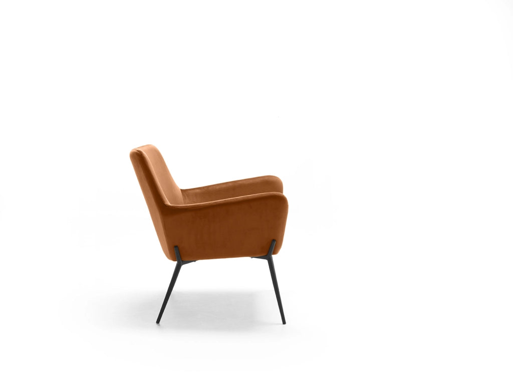 Poltrona Gin in Velluto Caramello con Struttura in Metallo Nero Opaco - Design Moderno e Contemporaneo per Area Living 70x71,5x79 cm