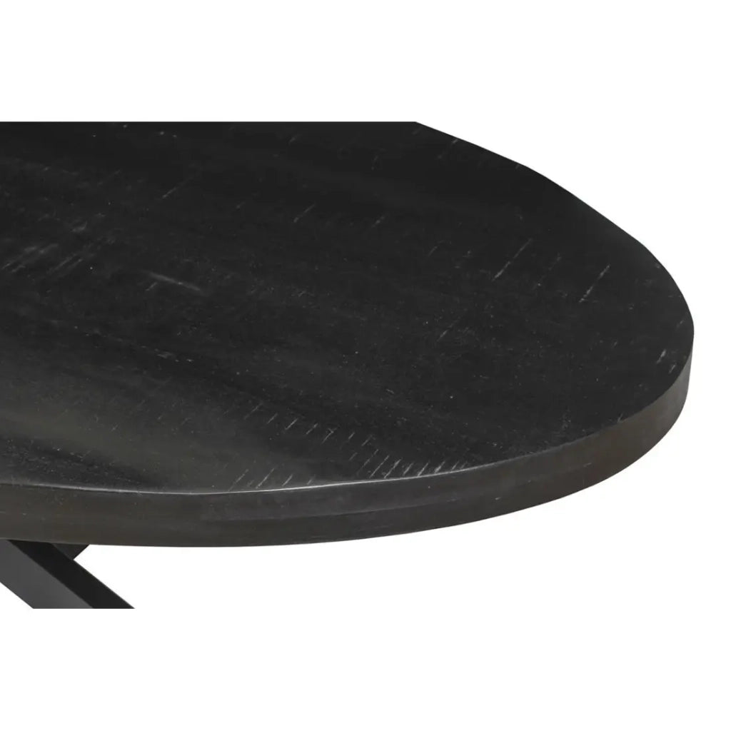 Tavolo da pranzo ovale BOURGIA in legno massiccio di Mangolia nero, ideale per una sala da pranzo accogliente.