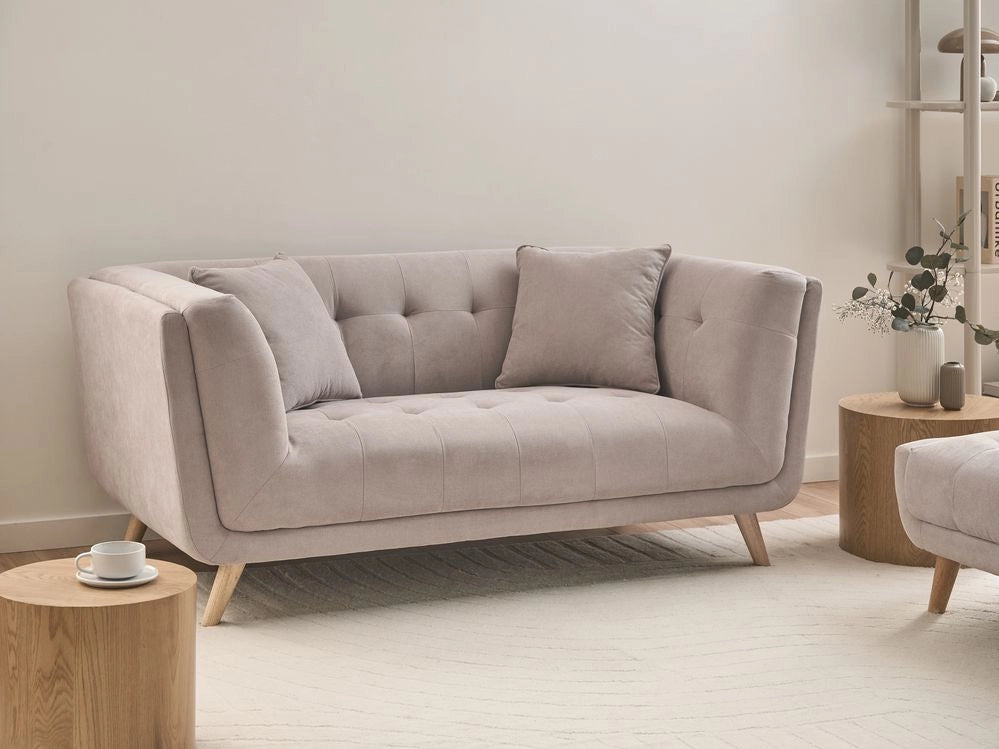 Divano a 2 posti in tessuto con cuscini decorativi, gambe in legno e trapuntatura decorativa, stile retrò tortora