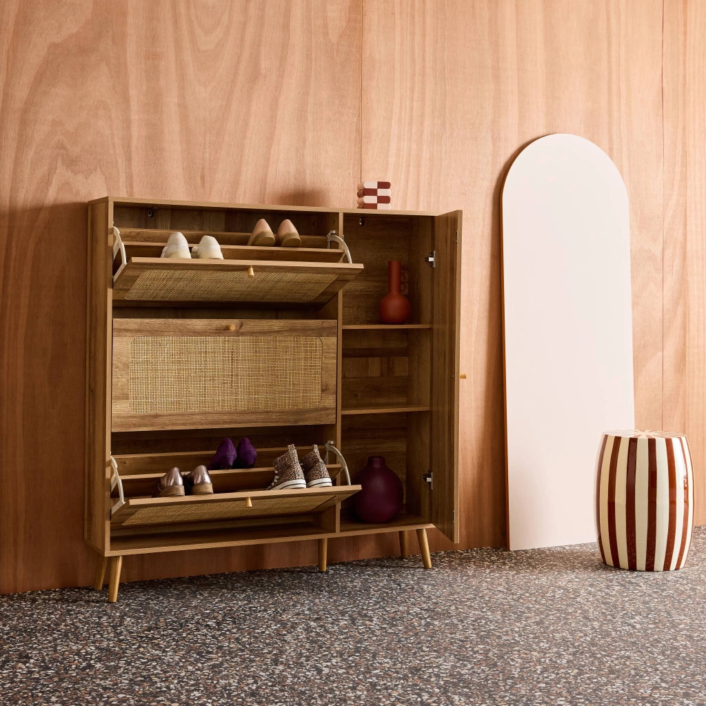 Scarpiera con decoro in legno e canna, 3 ante, noce