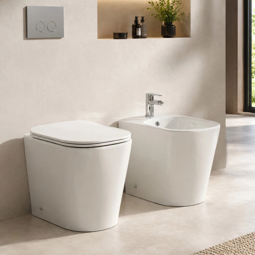 Sanitari filo muro profondità 48cm con scarico a terra tornado e sedile soft close Atami