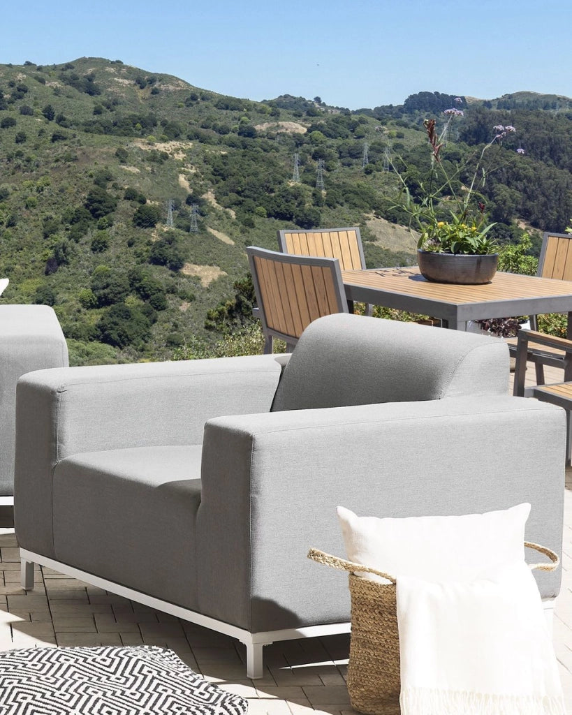 Set di 2 Poltrone in Tessuto Grigio Struttura Bianca per Interni ed Esterni Moderno