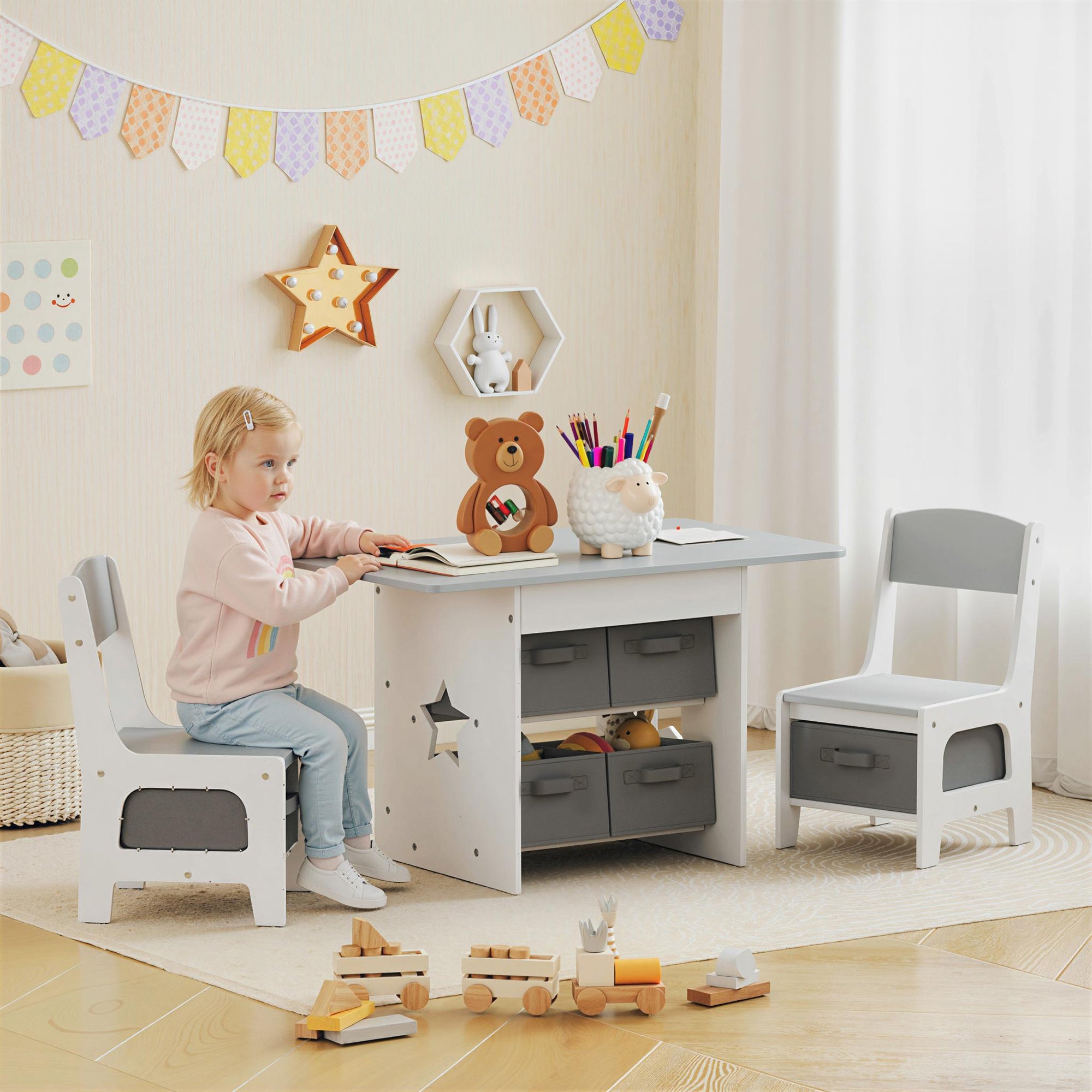 Set Tavolo e Sedie per Bambini 3-8 Anni con 6 Cassetti e Bordi Arrotondati in Legno e Tessuto Grigio e Bianco