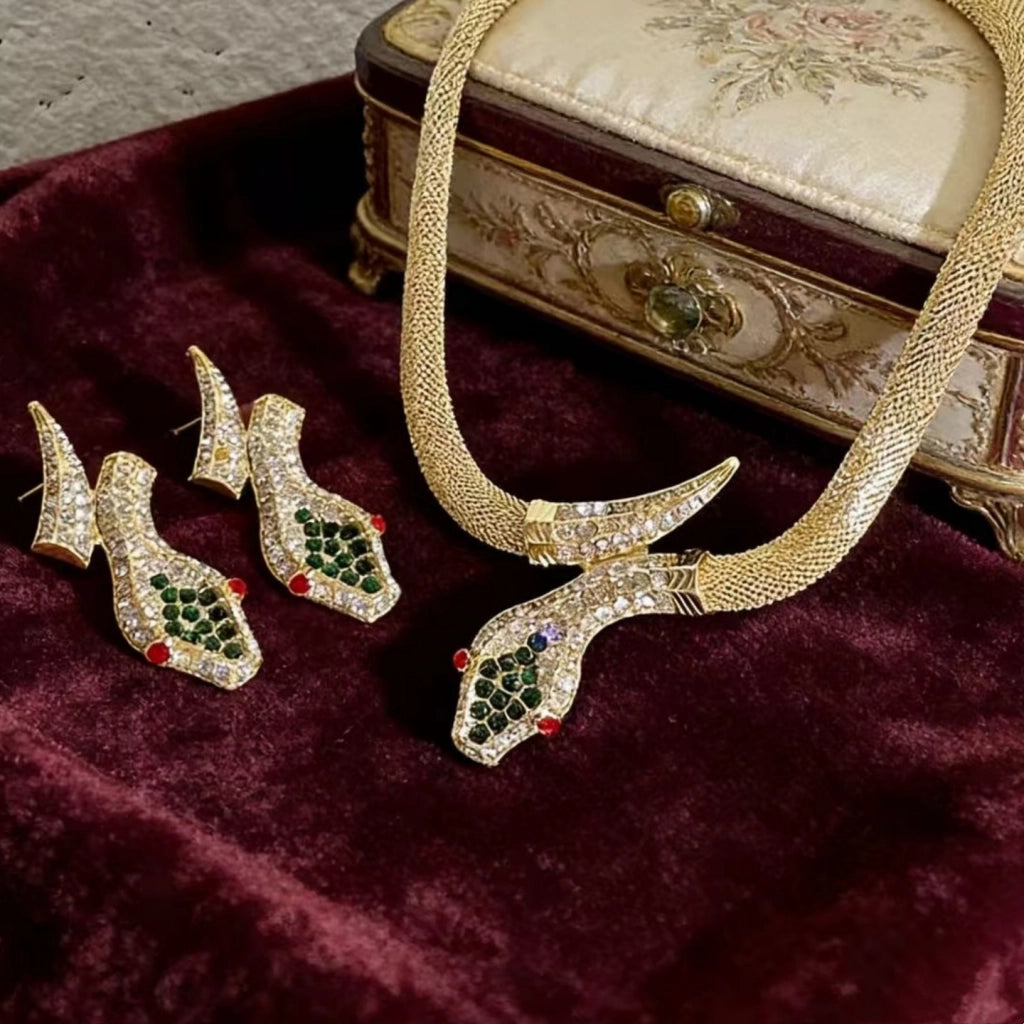 Collana a serpente e orecchini a forma di serpente con diamanti, dal design vintage, sofisticati e versatili.