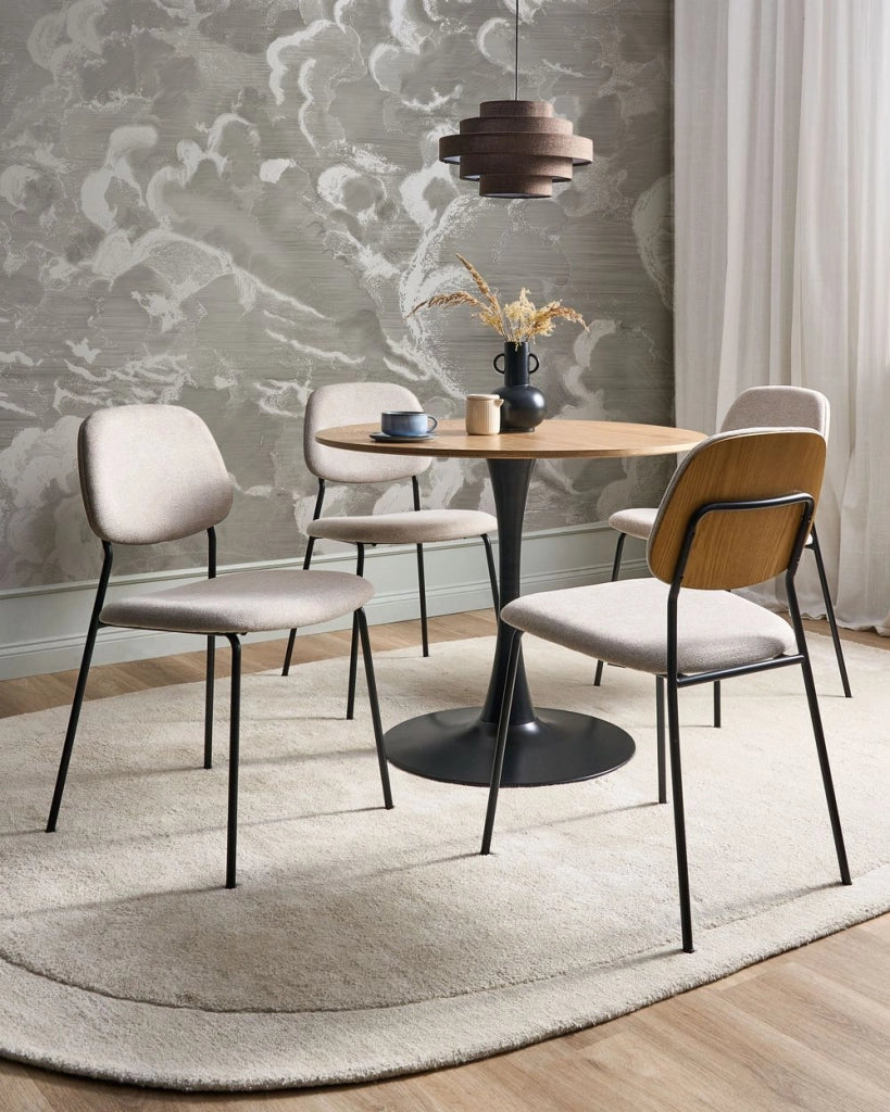 Set di 4 sedie da pranzo beige chiaro e nero con gambe in ferro e rivestimento in poliestere nero senza braccioli design moderno e minimalista