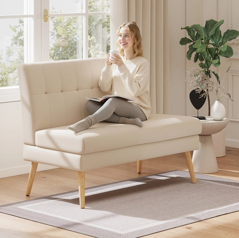 Divano 2 posti beige con schienale trapuntato e gambe in legno