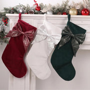 Tre calze da Natale con decorazioni a strisce, decorazioni da Natale, borse di regalo, decorazioni del albero di Natale, decorazioni per dolci da Natale