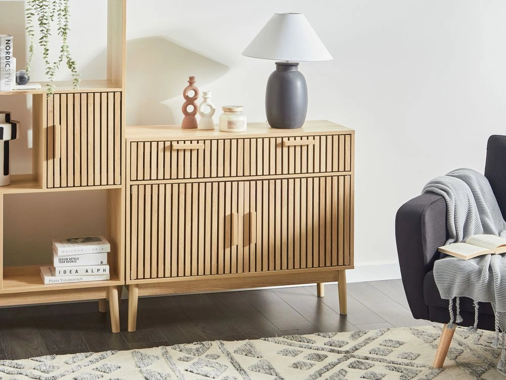 Credenza in legno massiccio chiaro con cassetti, scomparti, ante e cassettiera in stile scandinavo.