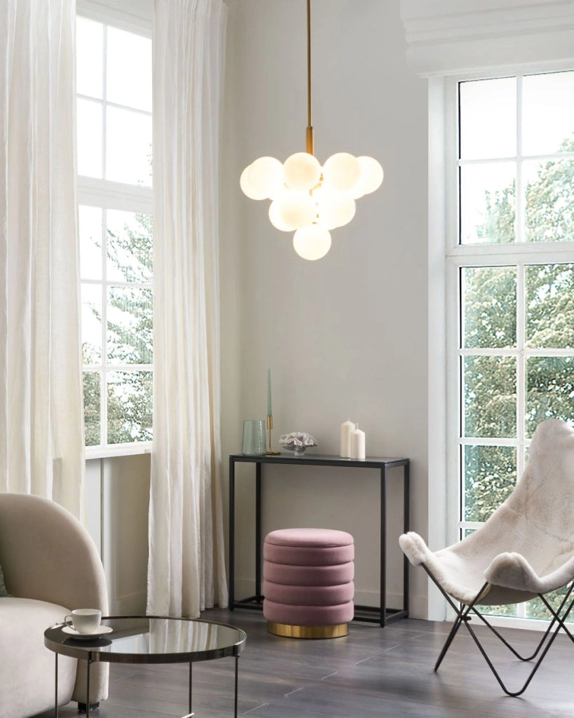 Lampadario a 13 luci di vetro bianco con paralumi a globo in ottone soggiorno salotto glamour
