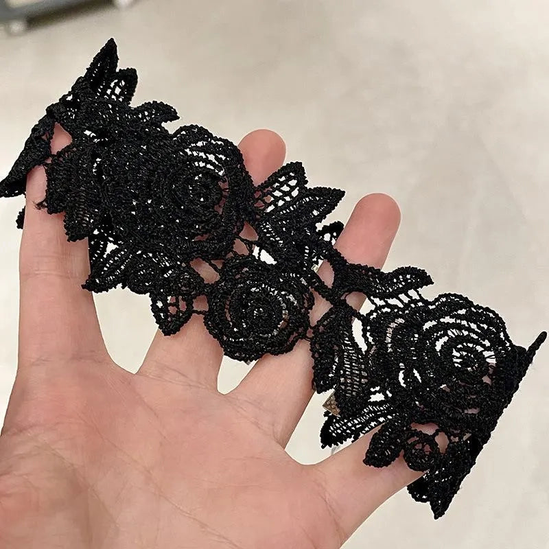 Collana ricamata a mano con rosa scuro e perline di cristallo, regalo di Natale o compleanno.