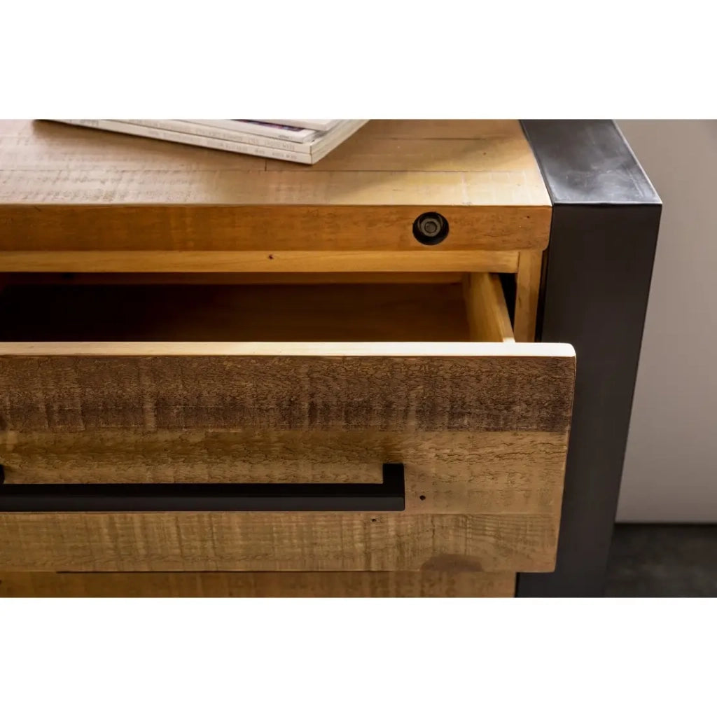 Buffet CAVARA 195 cm – Pino massiccio marrone vintage e metallo nero – 2 porte, 3 cassetti e portabottiglie