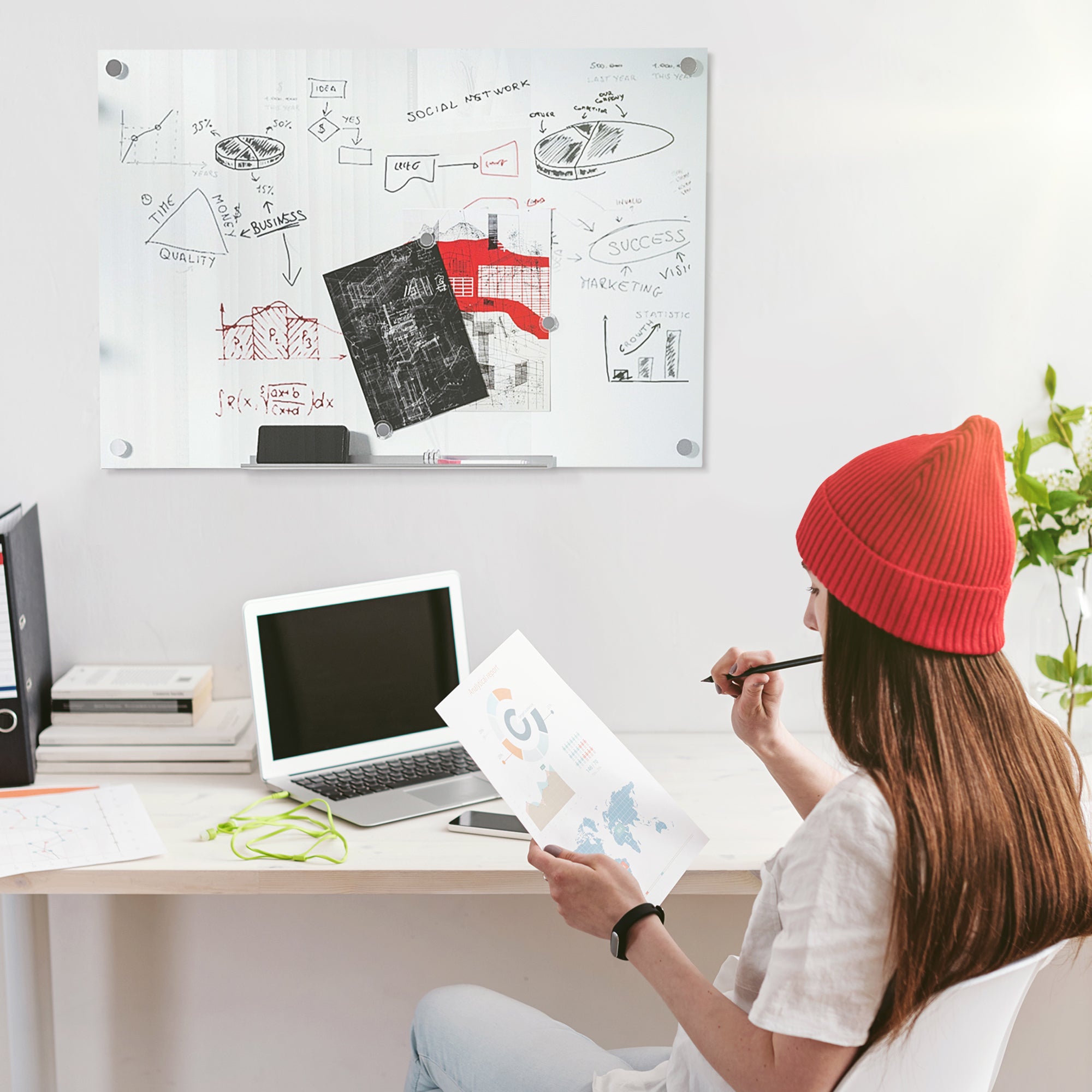 Lavagna Bianca 90x60x0,4 cm con 4 Pennarelli Colorati e Cancellino in Vetro e Alluminio Satinata