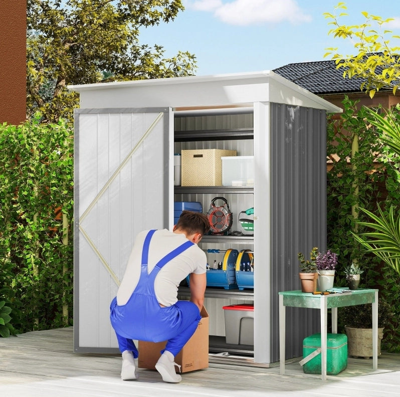 Casetta da giardino in acciaio grigio 155 x 87 cm con ripiani regolabili e porta con serratura