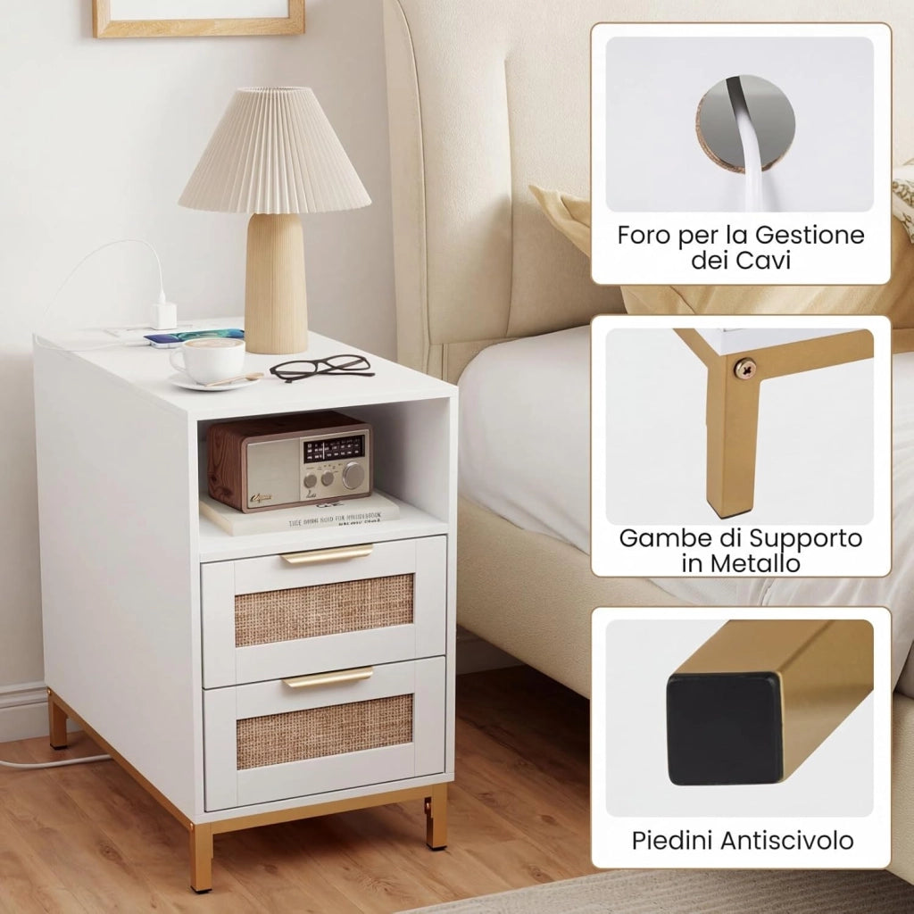 Comodino con Stazione di Ricarica Integrata, Tavolino da Notte Stile Boho in Rattan, 2 Cassetti & Ripiano Aperto, Piedini in Metallo Robusti, Mobiletto per Camera da Letto (Bianco,1)
