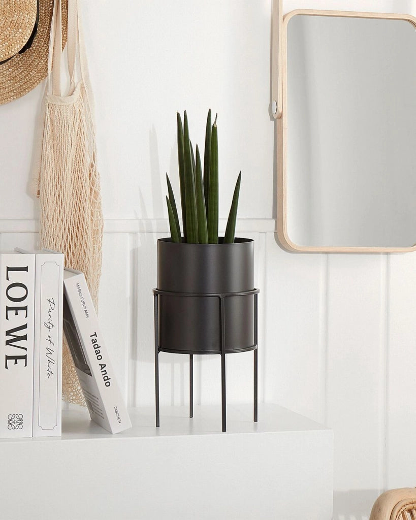 Vaso per Fiori Moderno con Piedistallo 15 x 15 x 28 cm in Metallo di colore Nero interno esterno