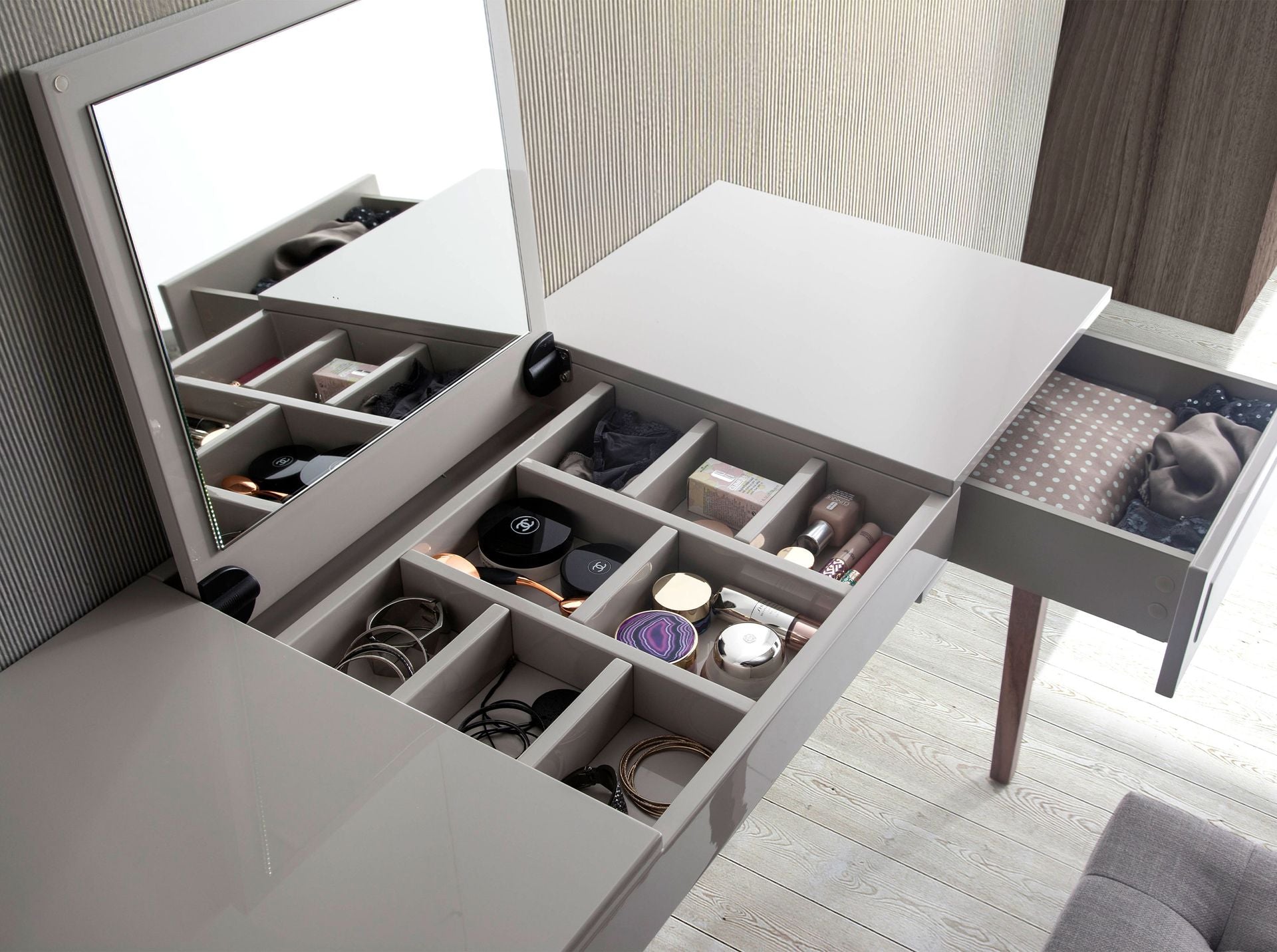 Comodino in legno grigio e noce con specchio