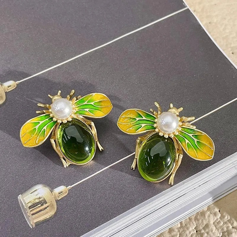 Set vintage di collana e orecchini con ape e perle verdi: gioielli realizzati a mano con perline.