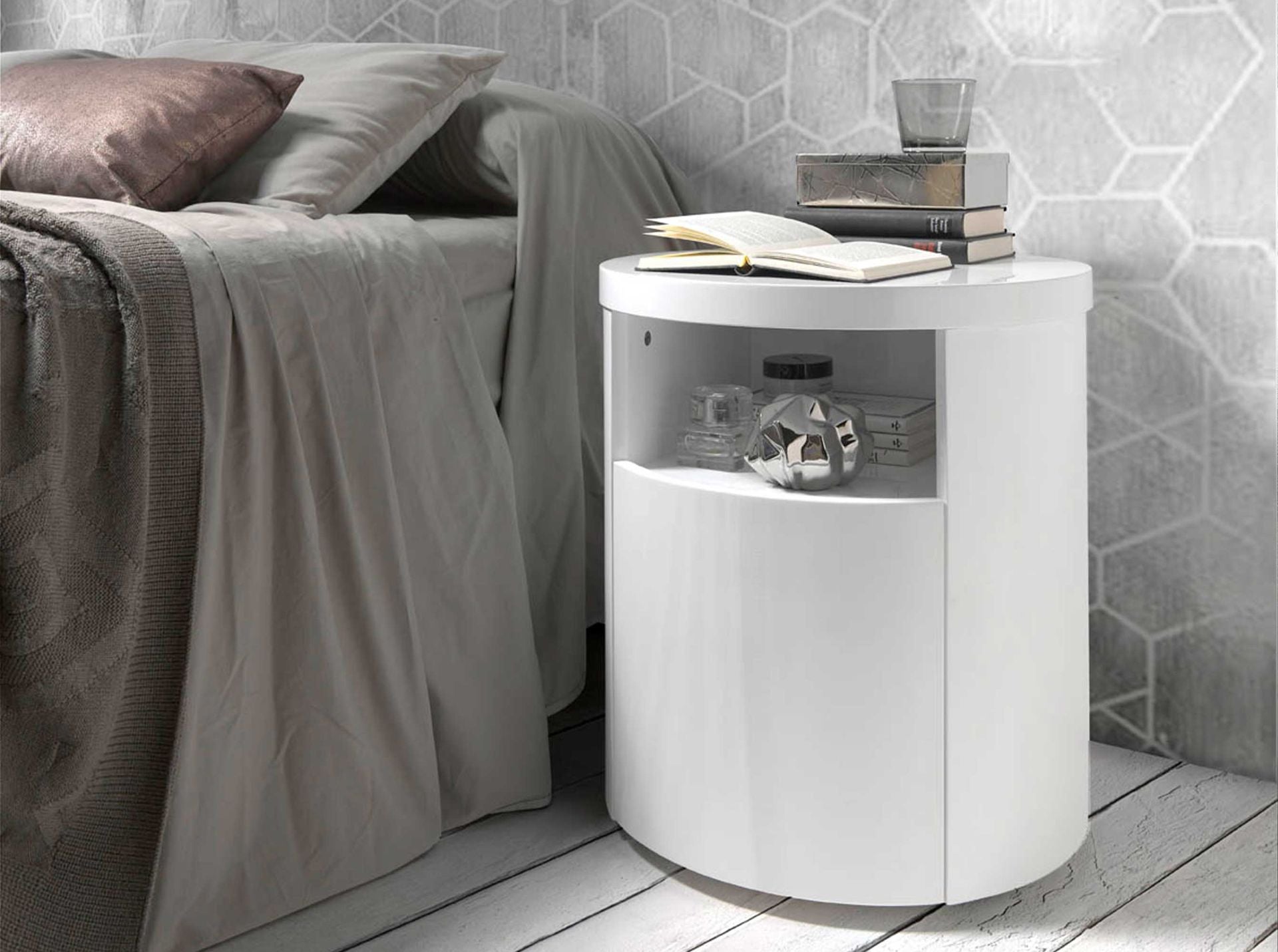 Comodino in legno bianco