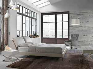 Comodino in legno bianco e acciaio cromato