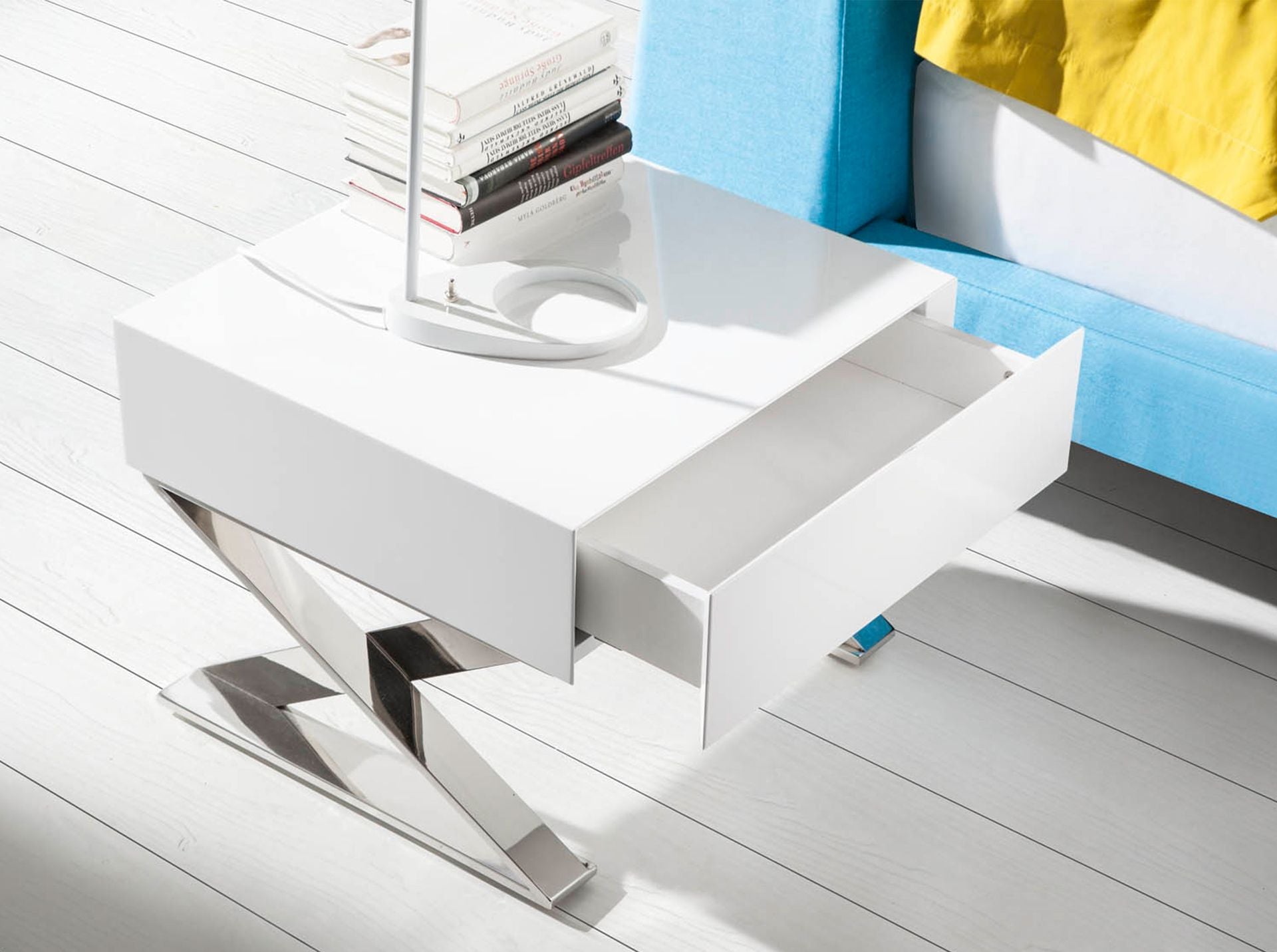 Comodino in legno bianco e acciaio cromato